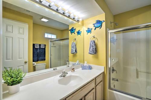 Ванна кімната в Coastal Condo with Pool in South Padre Island!