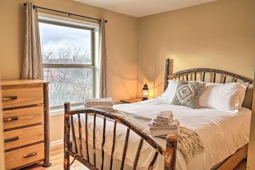 Ліжко або ліжка в номері Cozy Cayuga Lake Cabin with Views Less Than 1 Mi to Wineries