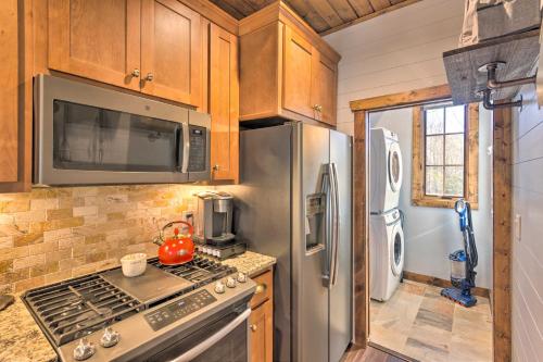 Dapur atau dapur kecil di Modern Cabin with Deck, Grill and Chinquapin Amenities