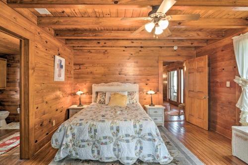 een slaapkamer met een bed met houten wanden en een plafond bij Charming, Rustic Guest Home on 100-Acre Ranch in Rockdale