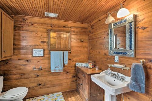 Afbeelding uit fotogalerij van Charming, Rustic Guest Home on 100-Acre Ranch in Rockdale