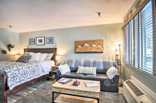 une chambre avec un lit et un canapé dans l'établissement Ski-InandSki-Out Getaway at Boyne Mountain Resort, à Boyne Falls