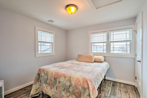 A bed or beds in a room at Modern Townhome Walk to Beach, Bars and Eats!