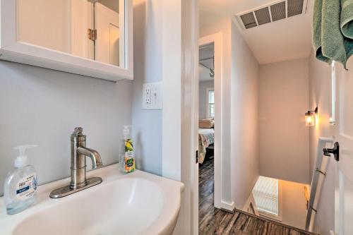 A bathroom at Modern Townhome Walk to Beach, Bars and Eats!