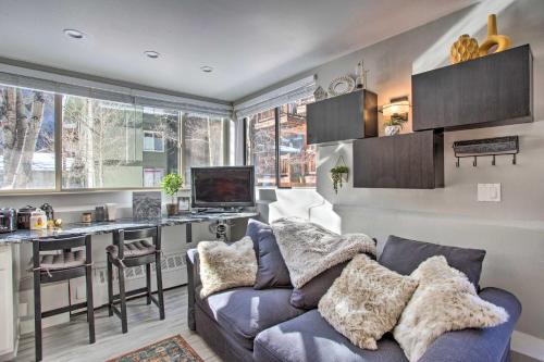 Χώρος καθιστικού στο Telluride Studio in Downtown - Walk to Gondola!