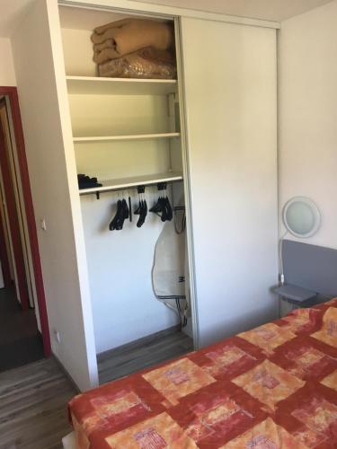Un dormitorio con un armario con zapatos. en Skis aux pieds station 1600 Sun Vallée en Puy-Saint-Vincent
