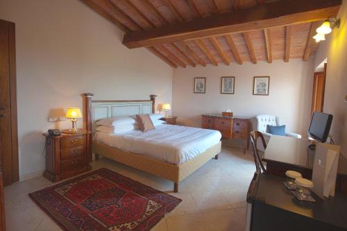 A bed or beds in a room at Castello Delle Serre