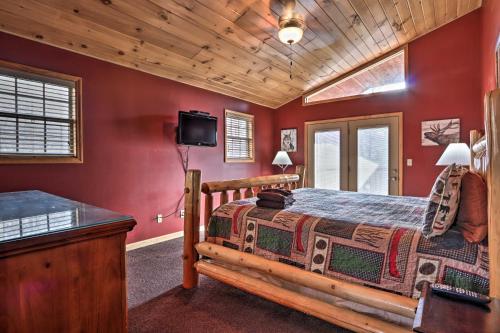 Ένα ή περισσότερα κρεβάτια σε δωμάτιο στο Riversong Ridge Cabin with Hot Tub and Game Room!