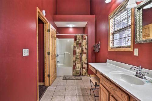 Ένα μπάνιο στο Riversong Ridge Cabin with Hot Tub and Game Room!