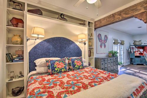 ein Schlafzimmer mit einem großen Bett mit einer farbenfrohen Tagesdecke in der Unterkunft Cozy and Quiet Studio with Porch, Near Scenic Railway! in Blue Ridge
