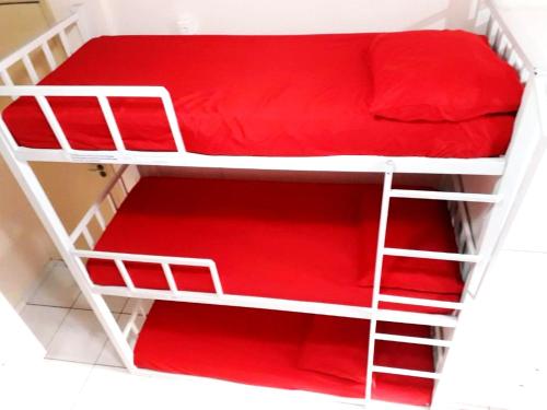 Łóżko lub łóżka piętrowe w pokoju w obiekcie Solar Hostel Beach Copacabana