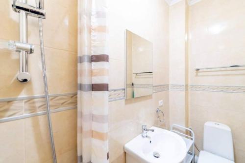 uma casa de banho com um lavatório, um WC e um espelho. em Apartament Cristian em Arad