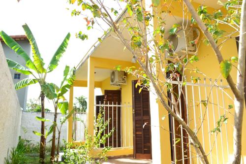 a yellow house with a yellow front door at Pouso Paratiense Jabaquara in Paraty