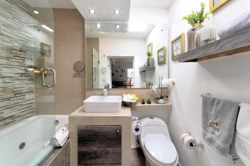 een badkamer met een wastafel, een bad en een toilet bij MASTER SUITE in Aguascalientes