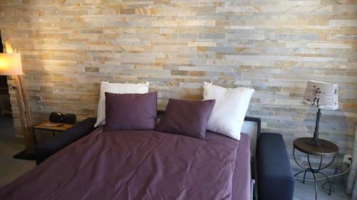 ツェルマットにあるハウスロック ツェルマットのレンガの壁のある部屋にあるベッド