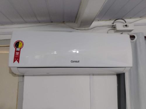 un congélateur blanc dans une pièce avec plafond dans l'établissement Residência da Cláudia, à Fernando de Noronha