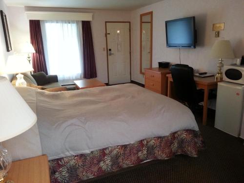 Postel nebo postele na pokoji v ubytování Heritage Inn