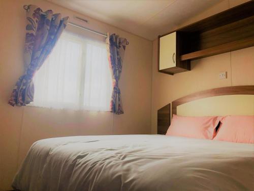 מיטה או מיטות בחדר ב-Cypress Superior Holiday Home