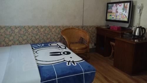 Una televisión o centro de entretenimiento en Uni Hotel