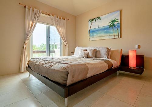 A bed or beds in a room at Condo Sol 6 - 3 Bedroom Condo Only 1 Block from Coco Beach - At Luna Maya Condos