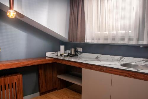 Vitabella Suitesにあるキッチンまたは簡易キッチン