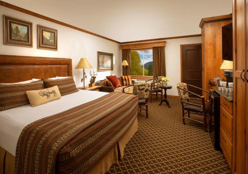 Postel nebo postele na pokoji v ubytování Parkway Inn of Jackson Hole