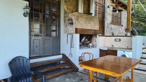 eine Küche mit einem Holztisch und einer Holzbank in der Unterkunft Casa en las Sierras de Córdoba in Unquillo