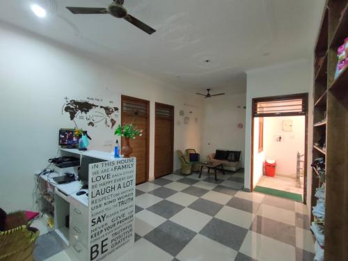 Una televisión o centro de entretenimiento en Taj Street Hostel