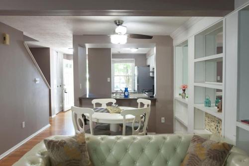 Trilevel, King beds, Great Location!! – Photos 2