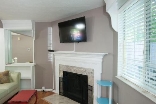 Trilevel, King beds, Great Location!! – Photos 3