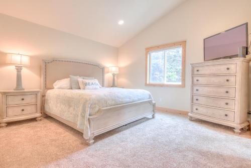 Ένα ή περισσότερα κρεβάτια σε δωμάτιο στο Serenity Shores - Meredith Lodging