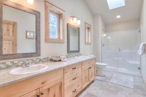 Ένα μπάνιο στο Serenity Shores - Meredith Lodging