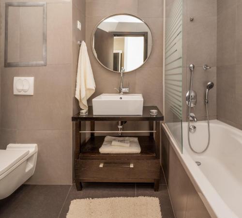 Koupelna v ubytování Luxury Downtown Apartments