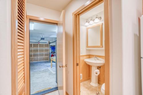 un baño con lavabo y espejo en Castawaves - Meredith Lodging, en Pacific City