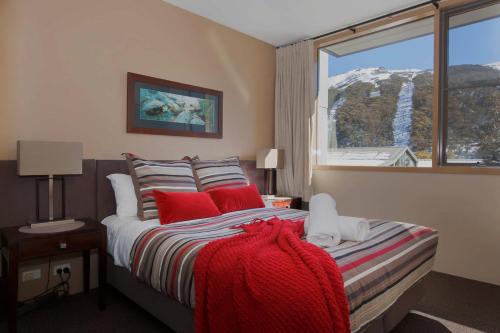 En eller flere senge i et værelse på Squatters Run Apartments