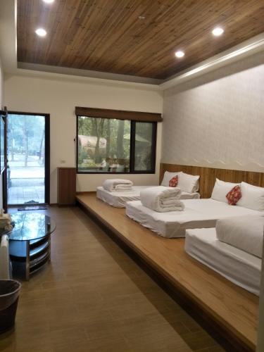 Una cama o camas en una habitación de 竹亮山莊民宿