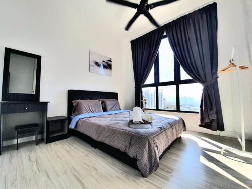 Un pat sau paturi într-o cameră la 【The Unique Home◆】Brand New Condo in Setapak KL