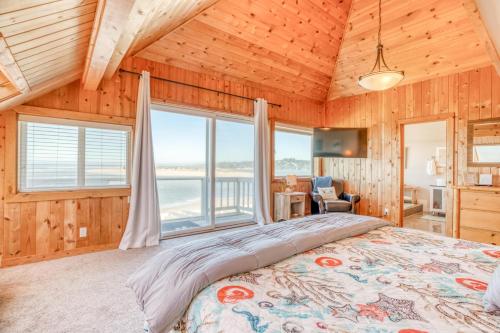 Кровать или кровати в номере Cliff House - Waldport