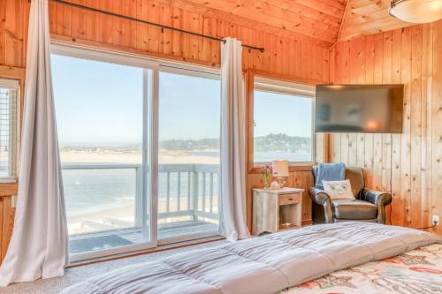 Кровать или кровати в номере Cliff House - Waldport