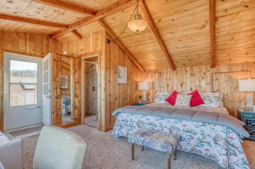 Кровать или кровати в номере Cliff House - Waldport