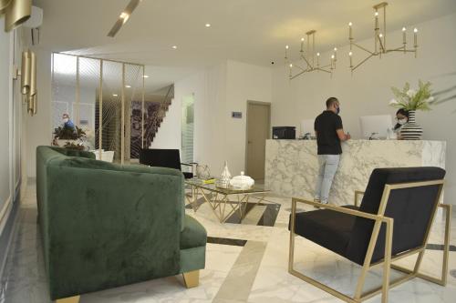 a living room with two people standing at a counter at OR HOTEL 94 in Barranquilla