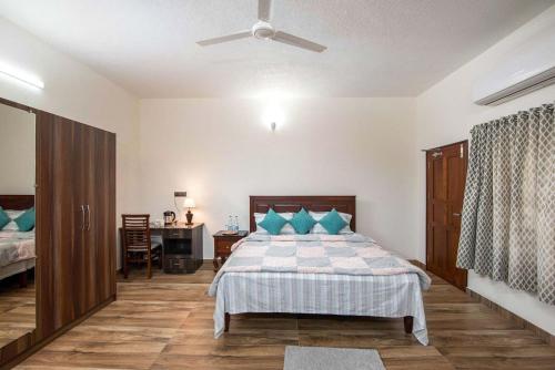 Cama ou camas em um quarto em StayVista at Springhills Villa & Ayurvedic Spa