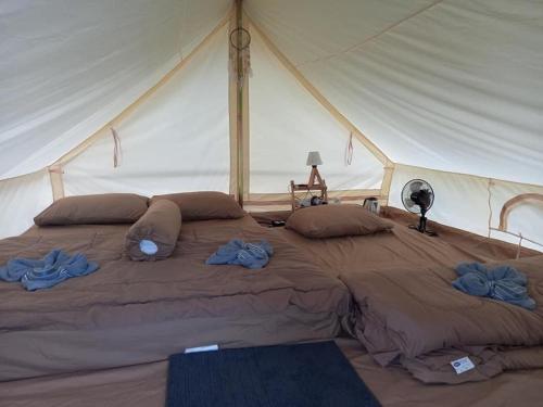 een slaapkamer met een groot bed in een tent bij Thara Hidden Camp in Khao Kho