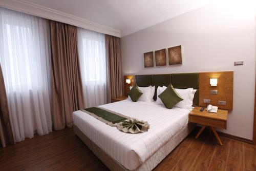 Una cama o camas en una habitación de Sabon Hotel