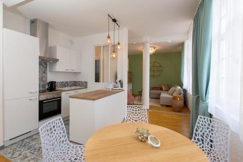 une cuisine et une salle à manger avec une table et des chaises dans l'établissement LE GRIFFON, à Colmar