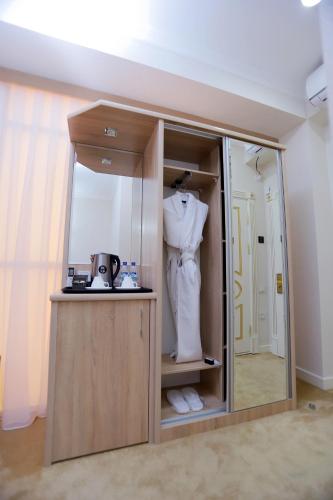 Кухня или мини-кухня в VELARA HOTEL
