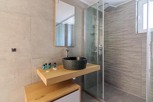 ein Bad mit einem Waschbecken und einer Dusche in der Unterkunft Two Bedroom Apartment in Chalandri with Balcony in Athen