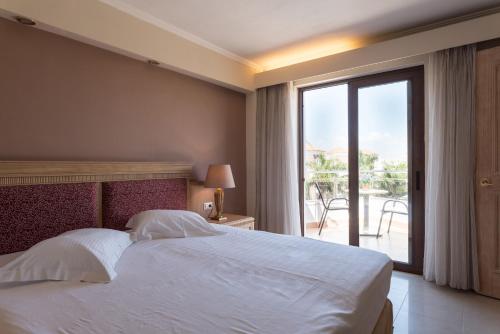 Ένα ή περισσότερα κρεβάτια σε δωμάτιο στο Okeanis Golden Resort