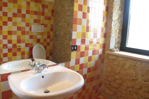 ein Badezimmer mit Waschbecken und Toilette in der Unterkunft Luxury Casale Sabina Valley in Rocca Sinibalda