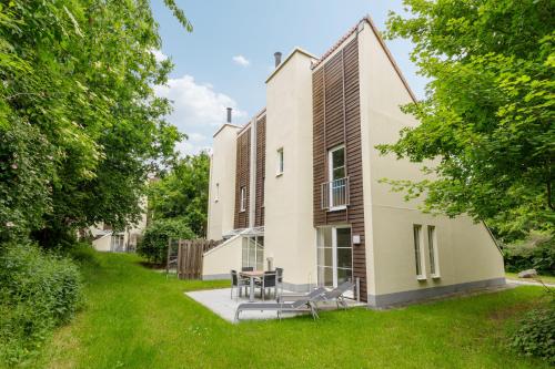 a house with a picnic table in front of it at Center Parcs Sauerland Winterberg-Medebach in Medebach